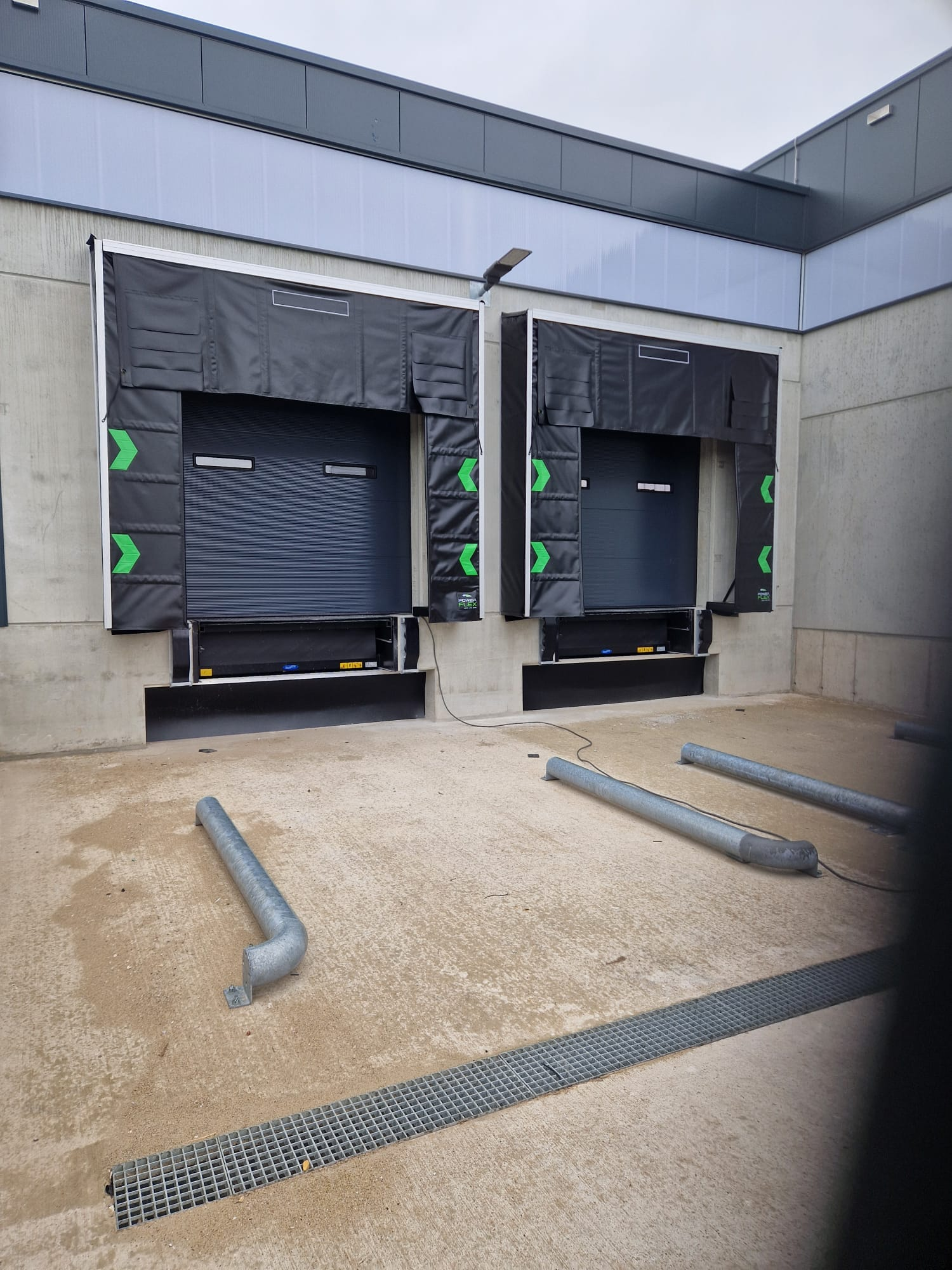 Montage van docksysteem met dock shelters en dock levellers bij logistiek magazijn
