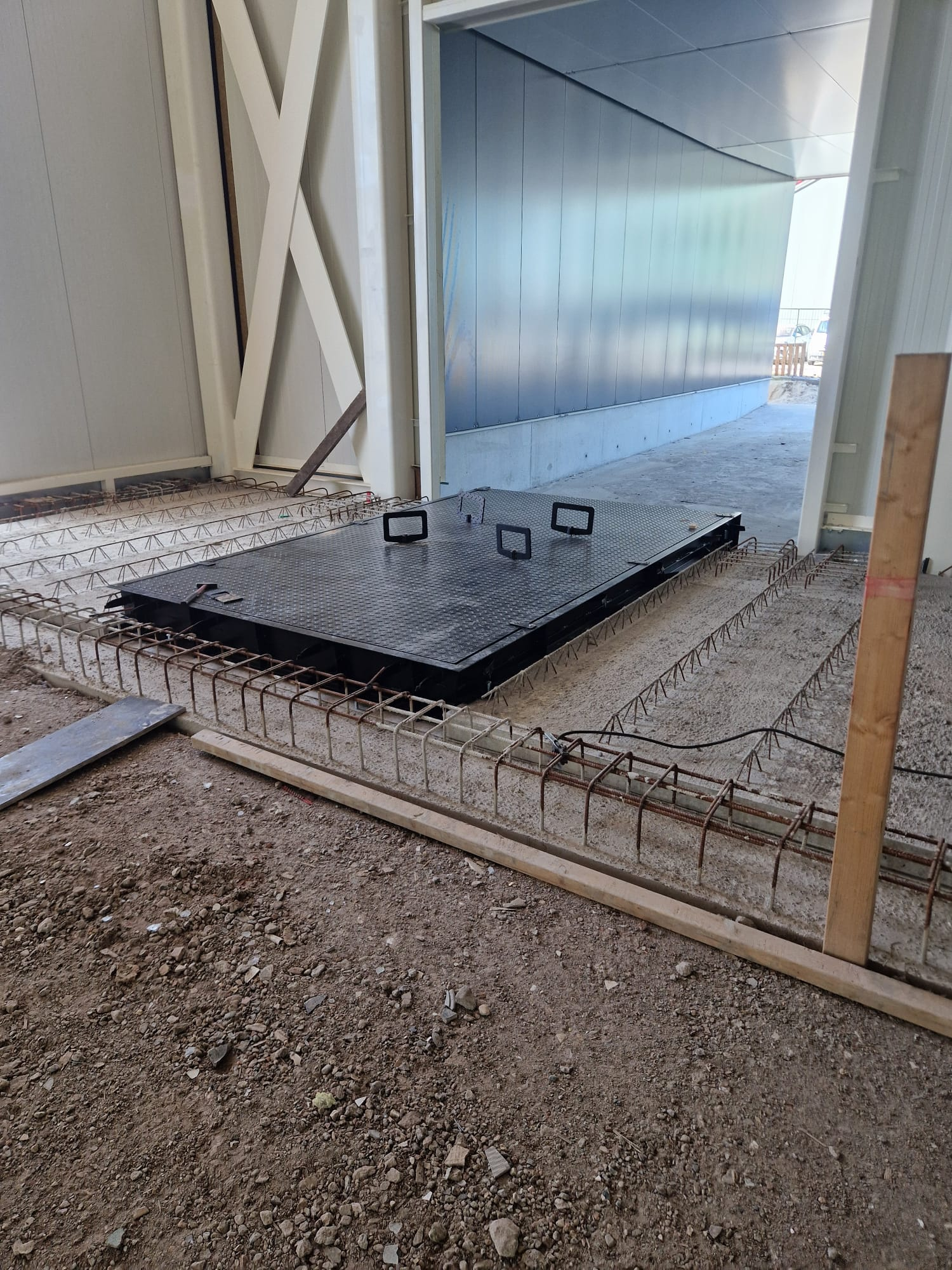 Basisconstructie voor dock leveller en dockshelter montage in distributiecentrum