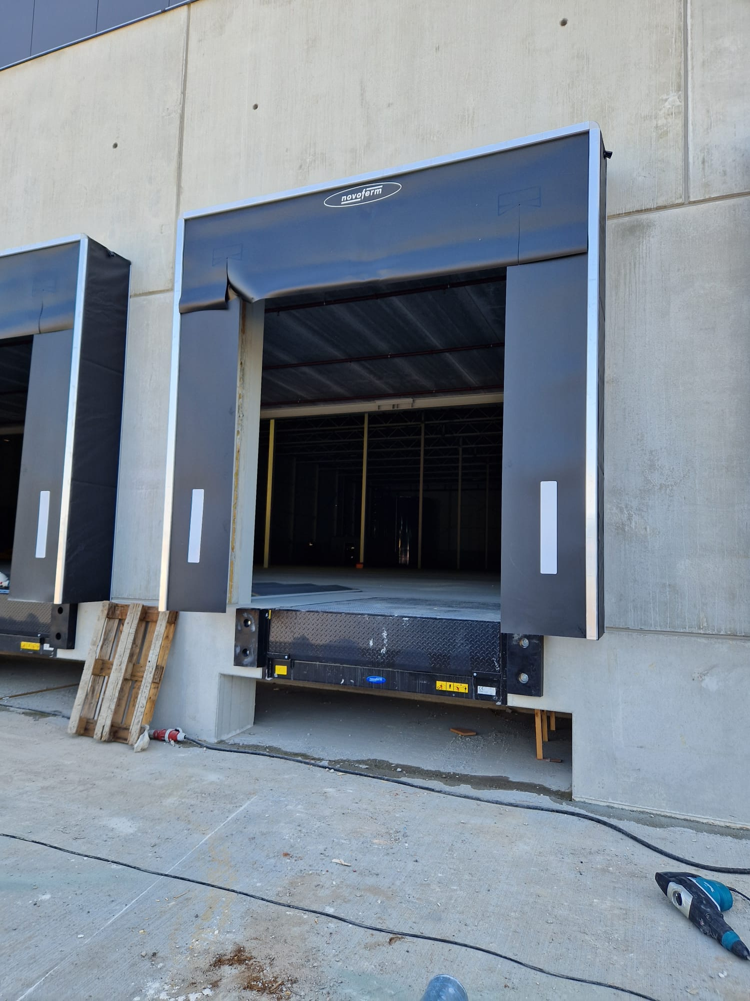 installatie van docksysteem met dock leveller en dockshelter in magazijn