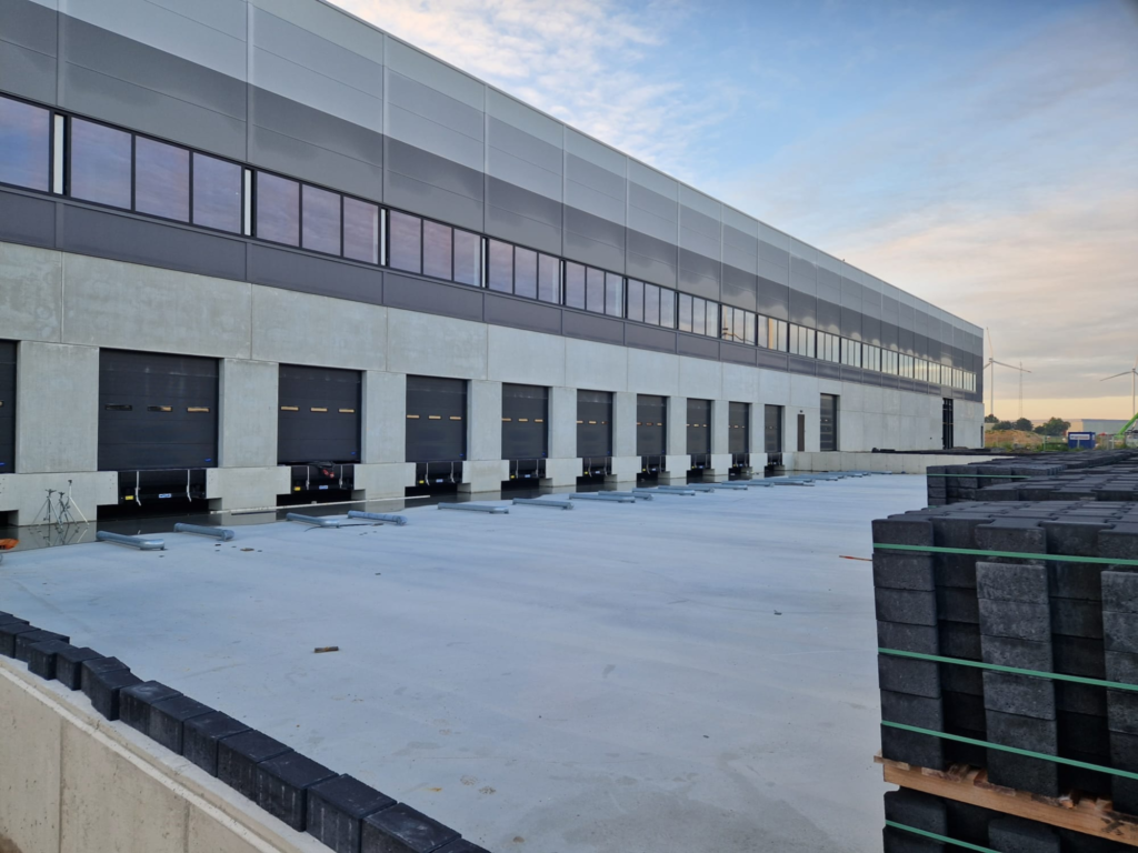 Laadkuil met meerdere laaddocks en dock levellers bij distributiecentrum voor logistiek magazijn